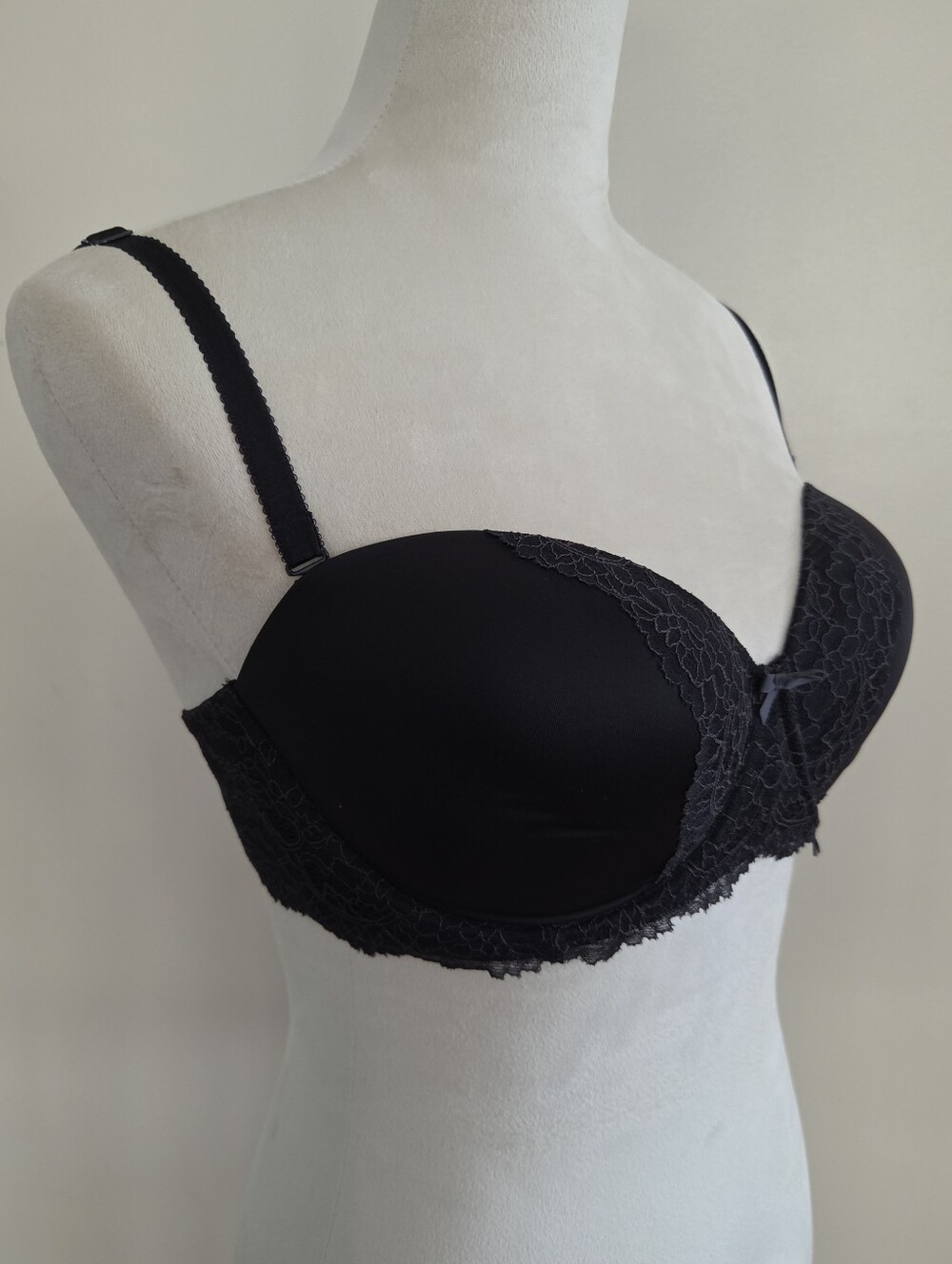 Victoria's Secret Dream Angels Black Lace Underwire Demi Bra with Bow